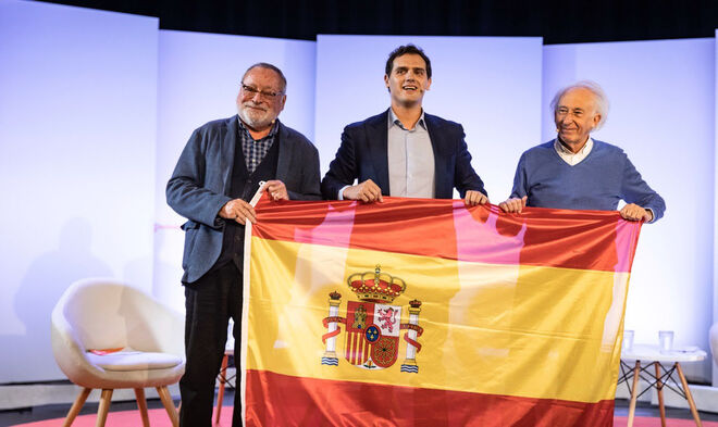 Fernando Savater, Albert Rivera y Albert Boadella en un mitin de Cs en Madrid.