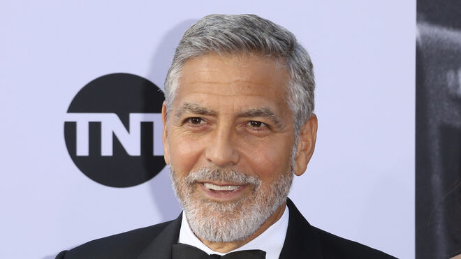 George Clooney luciendo una elegante barba canosa