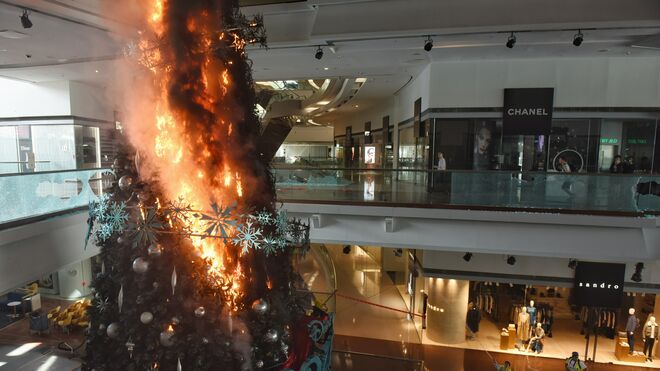 Incendian un árbol de Navidad en Hong Kong