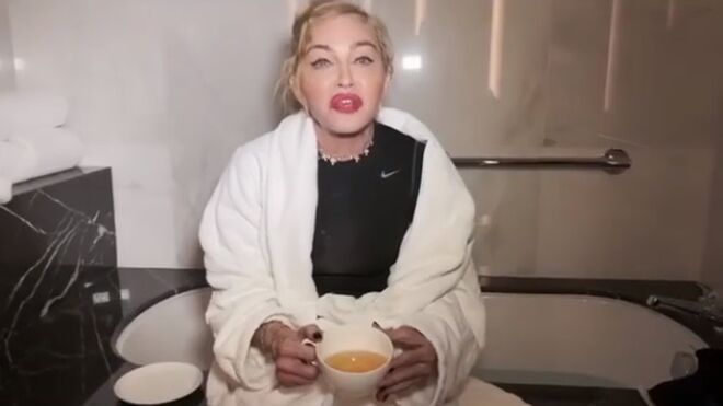 Madonna, bebiéndose su propia orina.