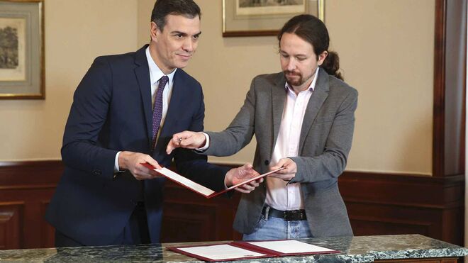 Pedro Sánchez y Pablo Iglesias tras firmar su preacuerdo de Gobierno.