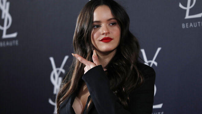 Rosalía suele destacar sus labios con un potente color rojo de la firma Yves Saint Laurent