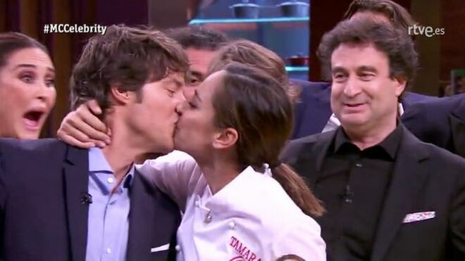 Tamara Falcó besa a Jordi Cruz.