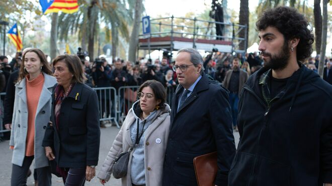 Quim Torra, acompañado por su mujer y sus tres hijos, a su llegada al Tribunal Superior de Justicia de Cataluña.