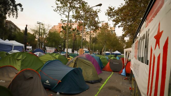 La acampada en el centro de Barcelona llega hoy a su quinto día.