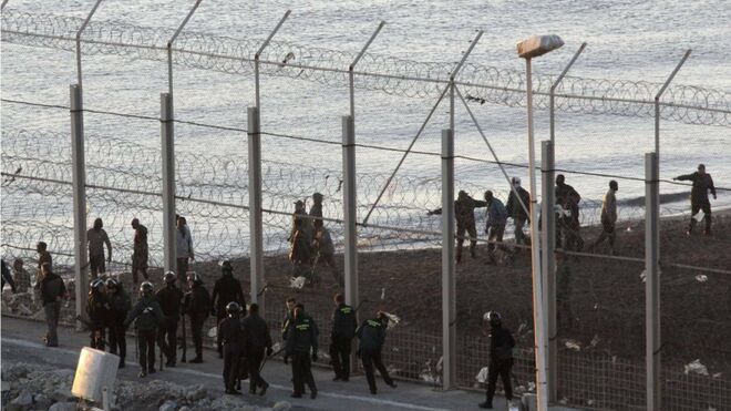 Una furgoneta  con 50 inmigrantes revienta las puertas de la frontera para entrar en España.