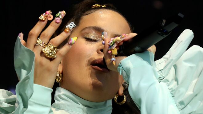 La particular manicura de Rosalía durante el concierto en Mad Cool