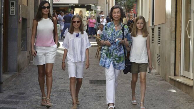 La reina Letizia, con sus hijas y la reina Sofía, en Palma de Mallorca.