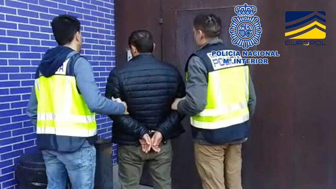 Agentes del CNP con un detenido de nacionalidad georgiana, esta semana.