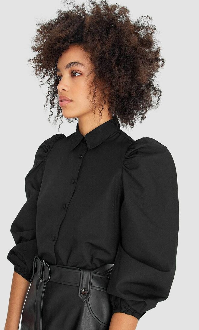 Blusa negra con mangas abullonadas. PVP: 15.99€