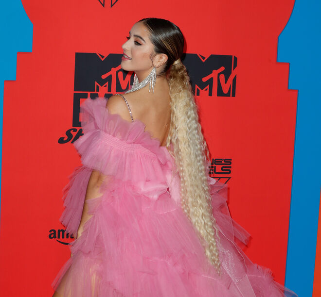Lola Índigo en los premios MTV con una voluminosa coleta baja