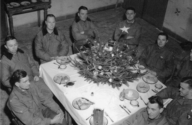 El general McAuliffe (4º por la izquierda)  comparte con su estado mayor su cena de Nochebuena, salmón de lata y galletas