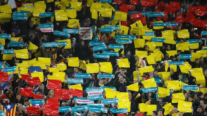 Pancartas de 'Sit and talk' en Camp Nou.