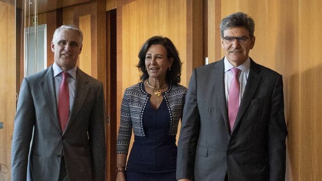 Ana Botín, presidenta del Banco Santander (c), junto a Andrea Orcel (i) y José Antonio Álvarez, actual CEO.