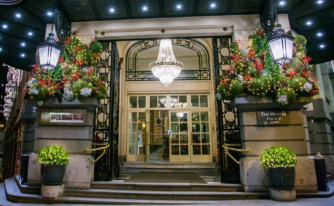 La fachada del hotel Westin Palace se viste de Navidad.