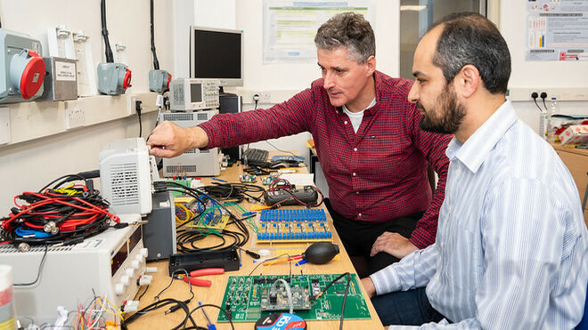 Los investigadores Alain Nogaret y Kamal Abu-Hassan en su laboratorio