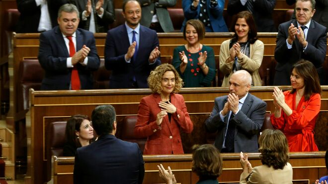 La diputada socialista por Barcelona Meritxell Batet,iz., es aplaudida por la bancada socialista tras ser elegida presidenta del Congreso de la nueva legislatura.