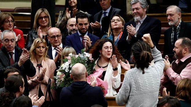 Aina Vidal, diputada de los 'comunes' recibe un ramo de flores por parte de su partido.