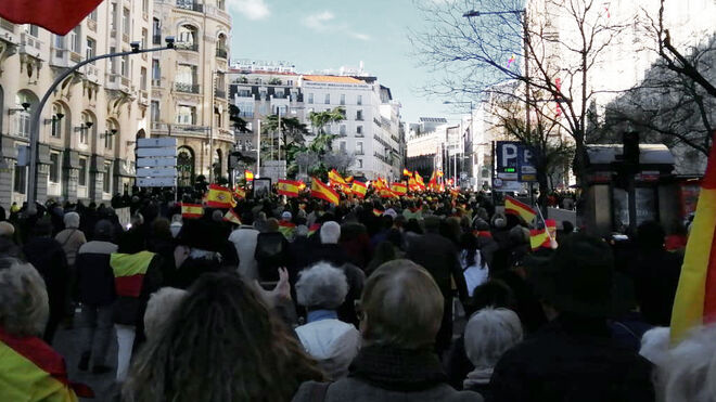 Personas se manifiestan en las puertas del Congreso en defensa de la unidad de España