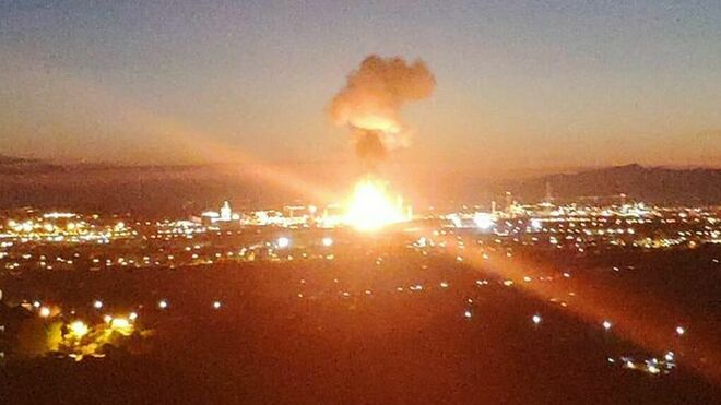Imagen de la explosión en la planta petroquímica de Tarragona.