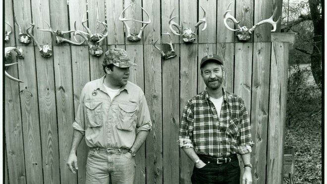 Larry Brown (derecha) junto a un compañero de caza.