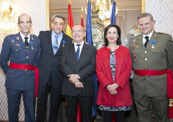 El general López del Pozo (dcha) junto a Robles en un acto en la embajada francesa.