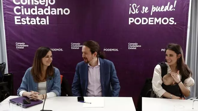 Pablo Iglesias, junto a Noelia Vera e Irene Montero
