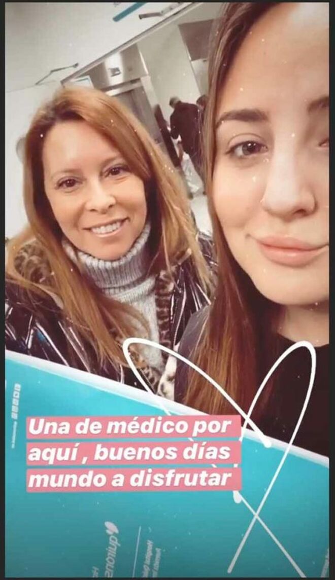 Rocío Flores en el médico con su madre