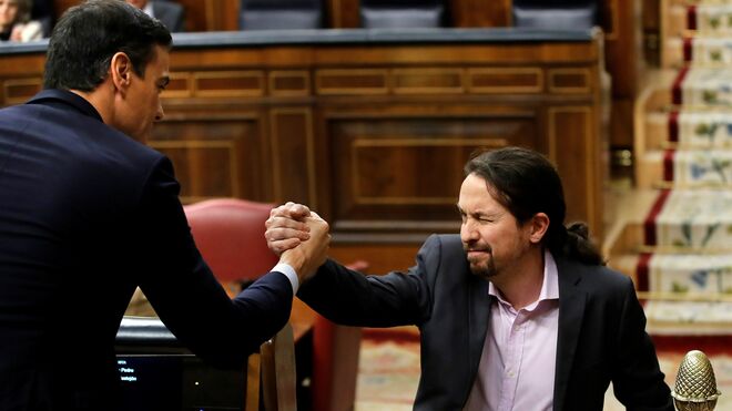 Sánchez e Iglesias, durante el debate de investidura de este sábado.