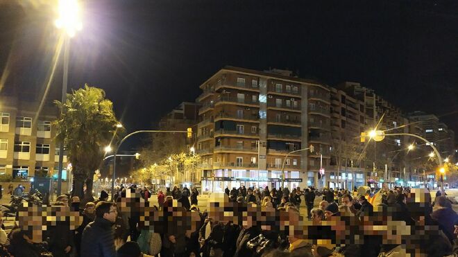 Vista de la concentración de esta noche en la avenida Meridiana de Barcelona.