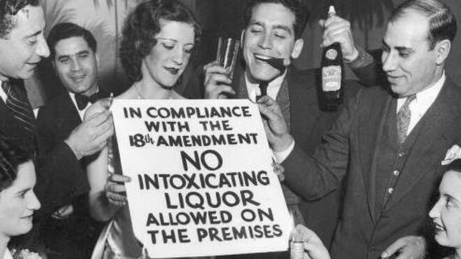 Los americanos se burlan de la Ley Seca. El cartel dice que “en cumplimiento de la 18ª Enmienda, el licor no está permitido en este local”.
