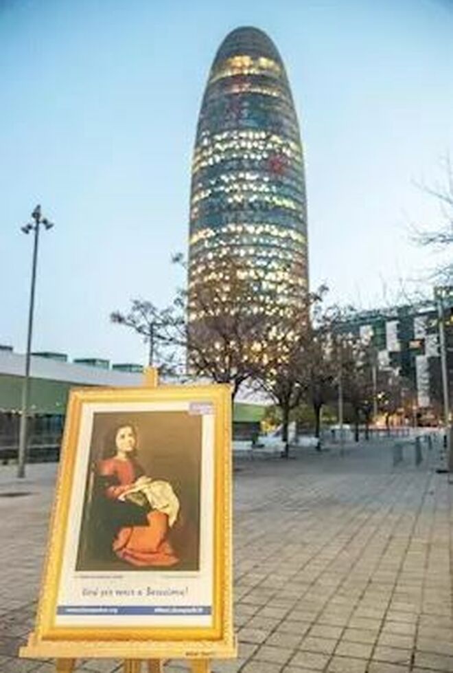 Una de las réplicas de cuadros colocadas en Barcelona el 24 de febrero de 2020, junto a la leyenda '+CulturaxBCN': 'La virgen niña en oración' de Francisco Zurbarán.