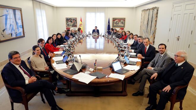 Así ha sido el desfile de los ministros de Sánchez y su primer Consejo en el Palacio de la Moncloa.