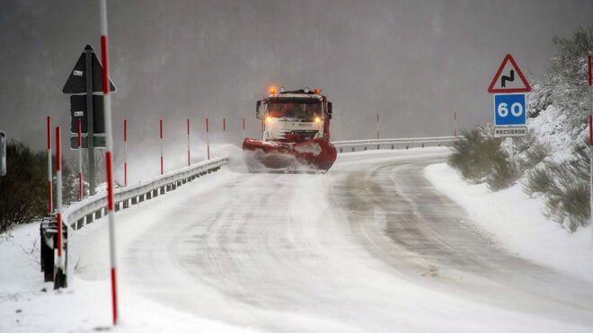 Una quitanieves limpia la carretera CA 183 de nieve cerca de la localidad cántabra de Brañavieja, este domingo con alerta por nevadas.