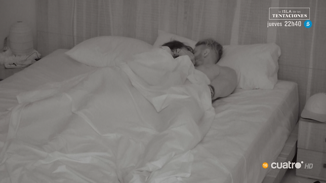 Andrea y Oscar en la cama