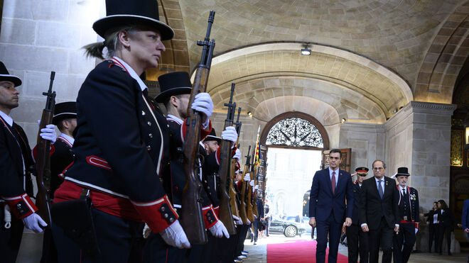 La guardia de los Mossos recibe al presidente del Gobierno, Pedro Sánchez, a su llegada a la Generalitat.