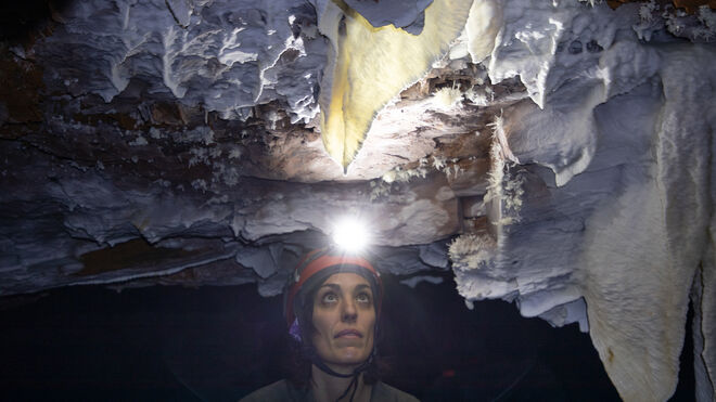 Rebeca Martín durante el descenso a la cueva de Castañar