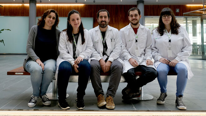 Ruth Risueño (izquierda) y su equipo del Instituto de Investigación contra la Leucemia Josep Carreras.