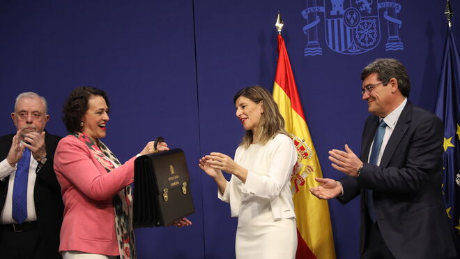 La nueva ministra de Trabajo, Yolanda Díaz (2d); la exministra de Trabajo, Magdalena Valerio (2i) y el nuevo ministro de Seguridad Social, Inclusión y Migraciones, José Luis Escrivá.