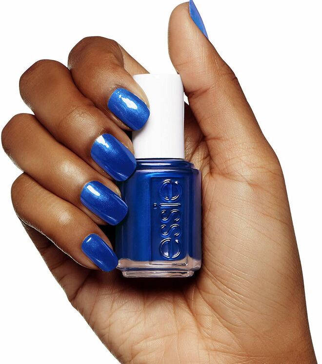 La laca de uñas classic blue es una de las tendencias de la temporada