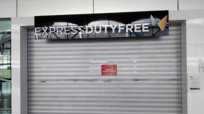 Un DutyFree Express cerrado en la T4 de Barajas por el coronavirus.