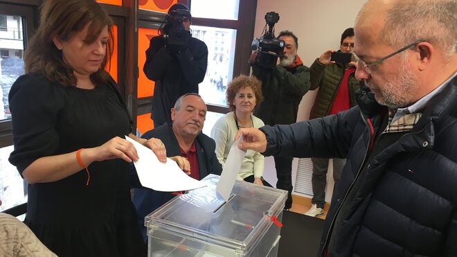 Igea deposita su voto en la urna en las primarias del domingo.