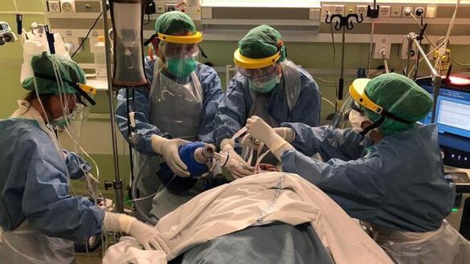Intubación de un paciente aquejado por coronavirus en un hospital catalán