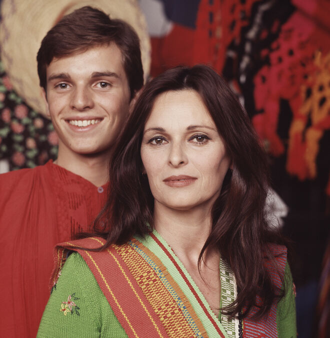 Lucía Bosé y su hijo Miguel en 1970