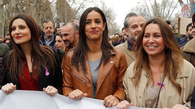 La vicealcaldesa de Madrid, Begoña Villacís (c) y la líder de Ciudadanos en Cataluña Lorena Roldán (i), entre otros, en la manifestación por el Día de la Mujer, este domingo en Madrid.