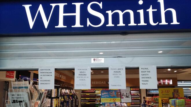 Una tienda WHSmith de la T4 de Barajas con carteles por el coronavirus.