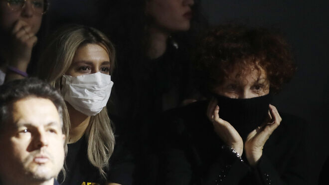 Dos asistentes al desfile de Dolce & Gabbana con mascarillas protectoras