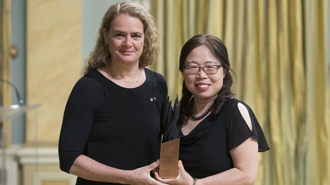 La doctora Qiu, a la derecha, fue premiada por sus investigaciones sobre el ébola.