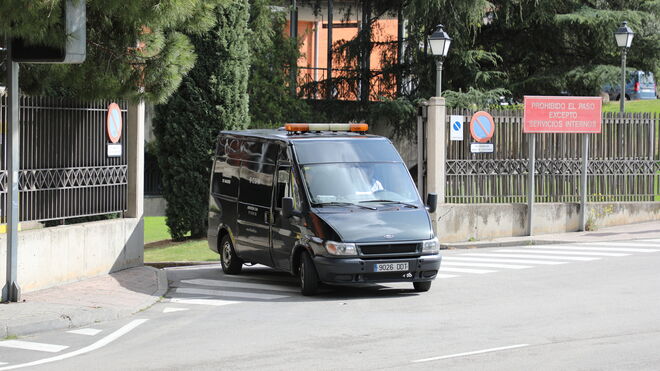 Una furgoneta fúnebre,  salendo de un sanatorio. de Madrid.