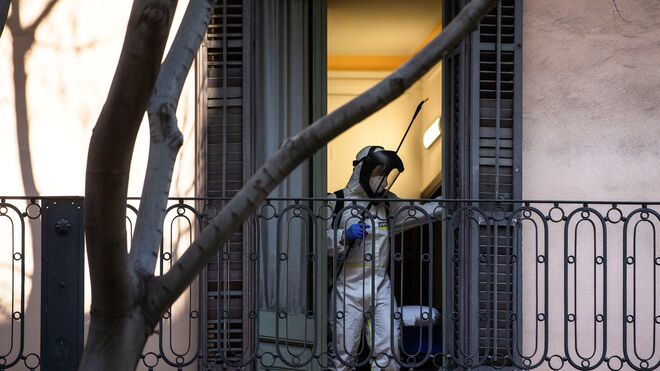 Bomberos de Barcelona desinfecta la residencia de ancianos 'Nova Convivencia'.